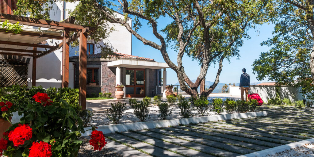 L’Hotel Il Querceto si trova a Dorgali, a soli 8 km dalle spiagge di Cala Gonone. esattamente al centro del Golfo di Orosei e con un posto in prima fila sulle montagne del Gennargentu.