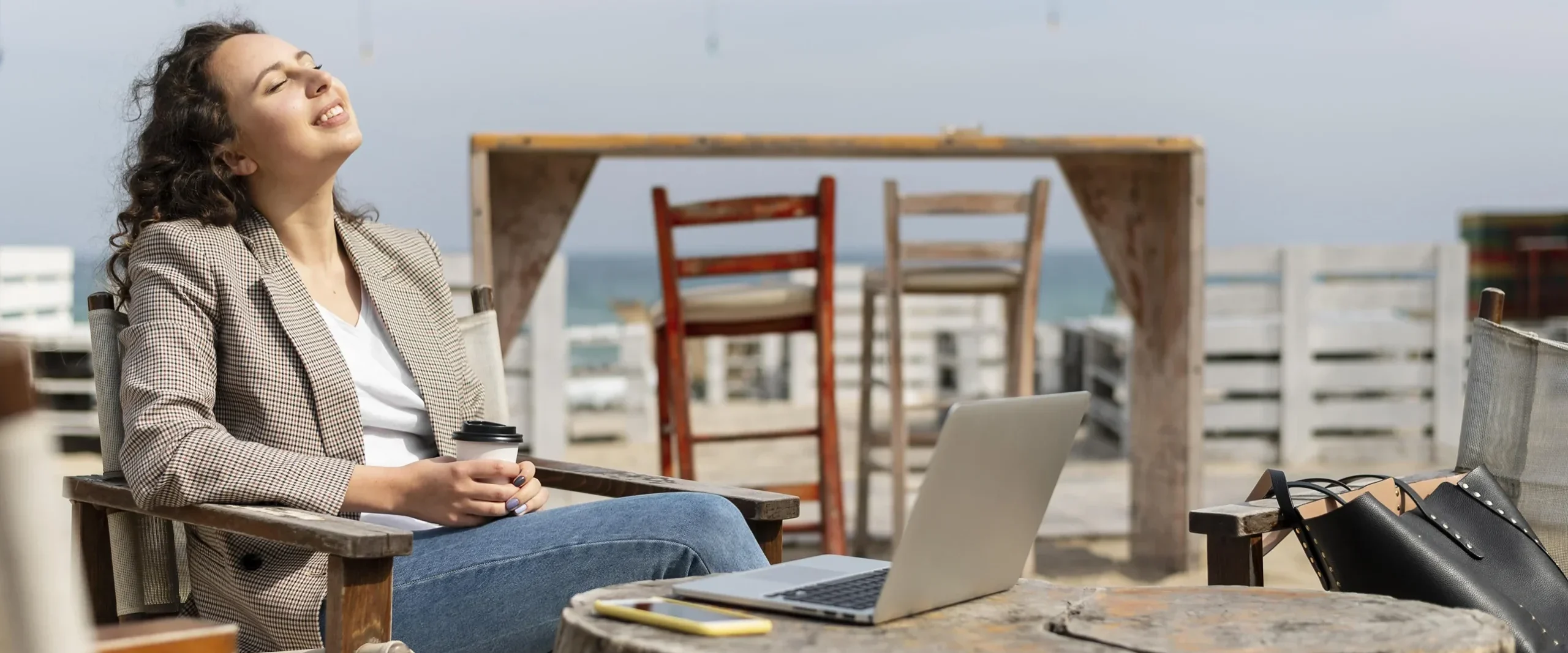 manager in una location esterna durante una pausa e un momento di relax dal suo lavoro al pc