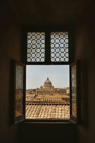 scorcio su san pietro da una finestra di un hotel a Roma scorcio su san pietro da una finestra di un hotel a Roma